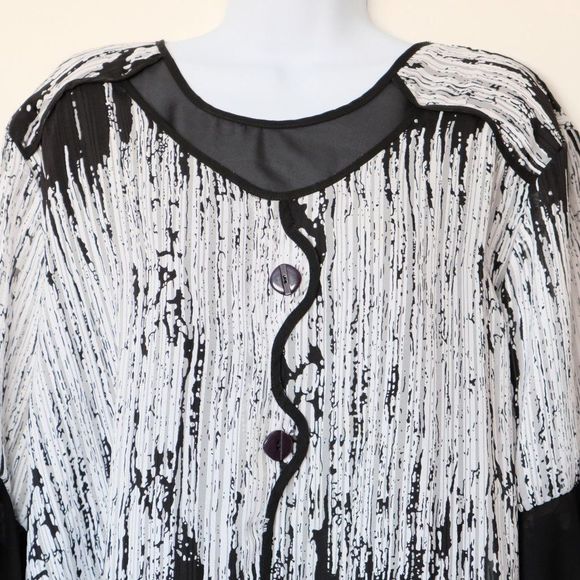 Elegant Black and White Women's Blouse - Picture 2 of 9